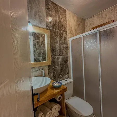 Misafir Evi פאראליה