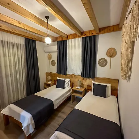 Misafir Evi פאראליה